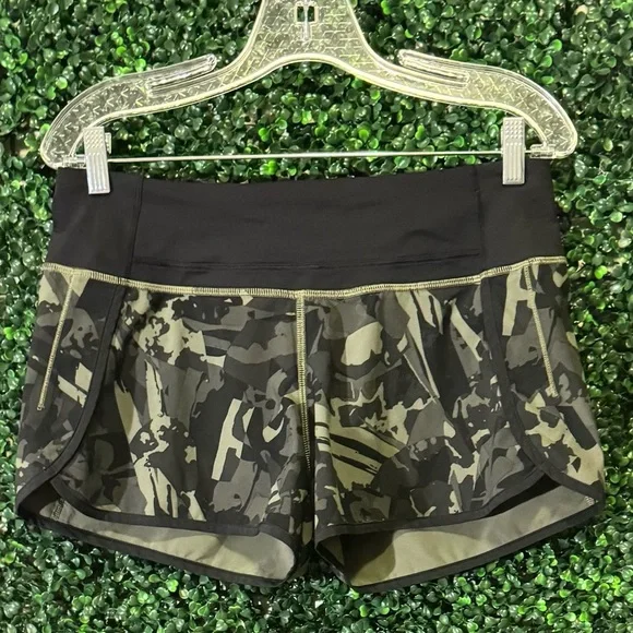 Lululemon Run Times Short (4-way Stretch)
Pop Cut Fatigue Green Black / Black - Picture 7 of 13